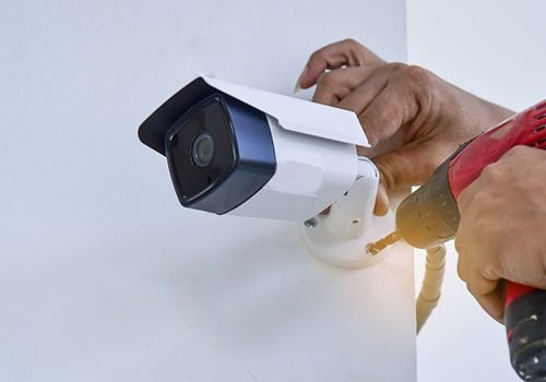 Caméra de vidéosurveillance installée sur une façade
